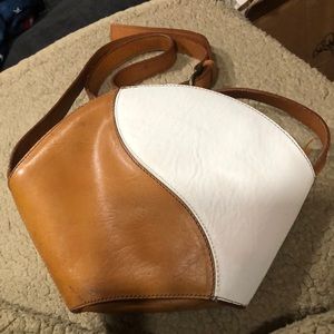 GENESIS GENUINE LEATHER BY SABINA HANDBAGS (WHITE/CARMEL) CROSSBODY